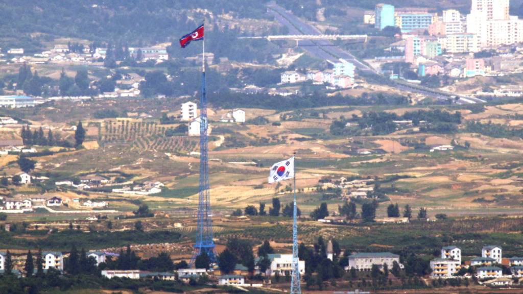 Die Flaggen von Nordkorea (hinten) und Südkorea (vorne) im Grenzgebiet der beiden Staaten. Foto: Seo Myung-Gon/YONHAP/AP/dpa