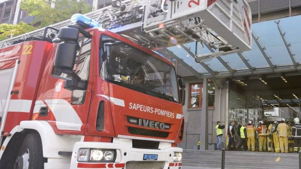 Dutzende Bewohner der brennenden Genfer Wohnblocks mussten mit Feuerwehrleitern in Sicherheit gebracht werden. (Symbolbild)