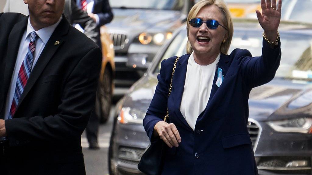 US-Präsidentschaftskandidatin Hillary Clinton fühlt sich trotz Lungenentzündung wieder besser.