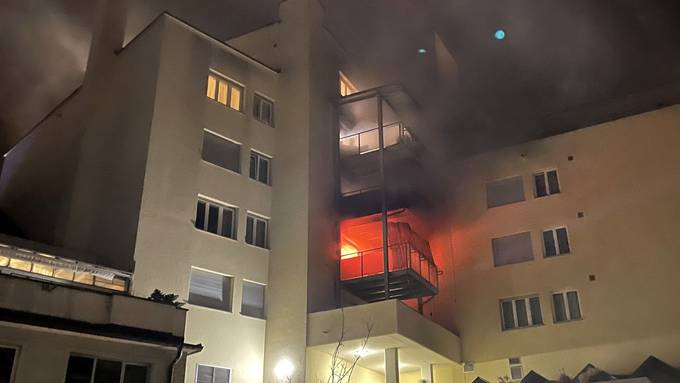 Wohnung in Vollbrand: Drei Bewohnerinnen und Feuerwehrmann verletzt