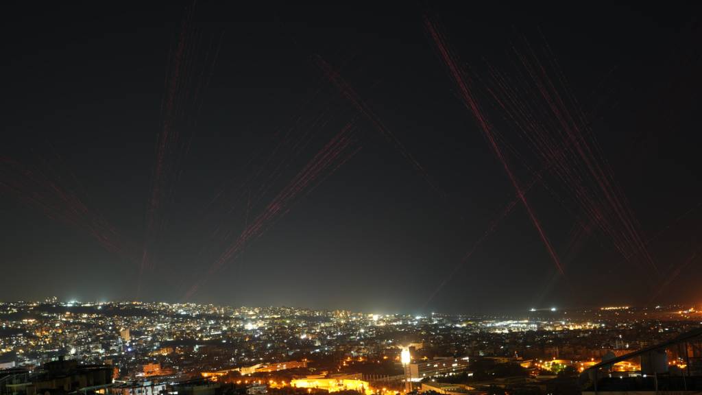 Leuchtspurgeschosse erhellen den Nachthimmel, während Menschen nach einem Waffenstillstand zwischen Israel und der Hisbollah mit scharfer Munition in die Luft schießen. Foto: Hassan Ammar/AP/dpa