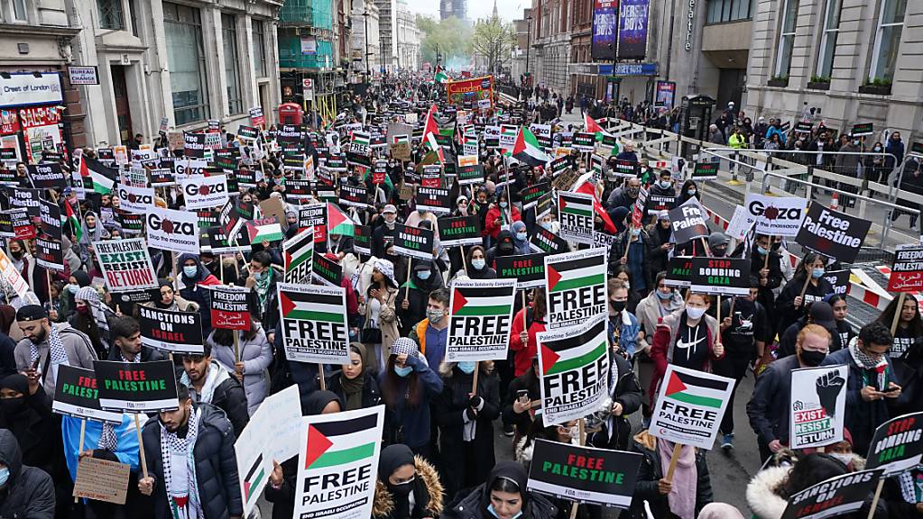 Demonstranten nehmen im Stadtzentrum an einem Protest in Solidarität mit Palästina teil, nachdem es zu einer Waffenruhe im Nahostkonflikt gekommen ist.