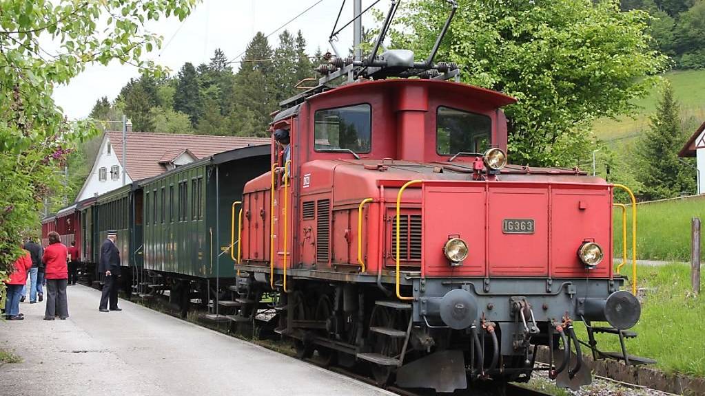 Für einmal kein Dampf: Wegen Feuergefahr verkehren am Sonntag auf der Nostalgiestrecke Hinwil-Bauma im Zürcher Oberland statt kohlegefeuerten Dampflokomotiven nun Elektro-Oldtimer.