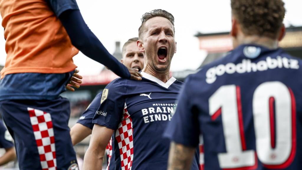 Luuk de Jong schiesst das 2:1 gegen Sparta Rotterdam, das PSV Eindhoven zum 26. Meistertitel führt
