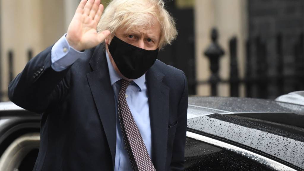 Boris Johnson, Premierminister von Großbritannien, kehrt in die 10 Downing Street zurück. Foto: Victoria Jones/PA Wire/dpa