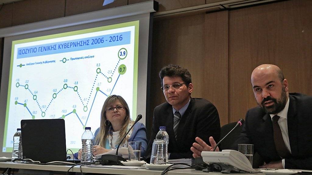 Gute Nachrichten: Elstat-Präsident Athanasios Thomopoulos (rechts) verkündet an einer Medienkonferenz einen höher als erwartet ausgefallenen Überschuss des griechischen Haushalts.