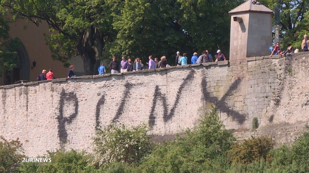 Unbekannte besprayen Lindenhof-Mauer