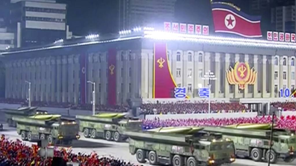ARCHIV - Die Militärparade vor der Zentrale der Partei der Arbeit auf dem Kim-Il-sung-Platz während der Zeremonie anlässlich des 75. Jahrestages der Gründung der Arbeiterpartei wird im Staatsfernsehen übertragen. Nordkorea hat nach Angaben der US-Regierung Waffen an Russland für den Angriffskrieg gegen die Ukraine geliefert. Foto: -/KRT/AP/dpa