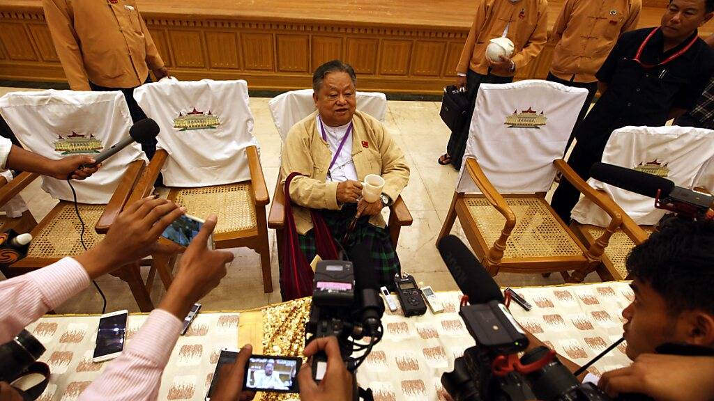 Win Htein (Mitte), ein enger Verbündeter von Aung San Suu kyi, ist in Myanmar verhaftet worden. (Archivbild)
