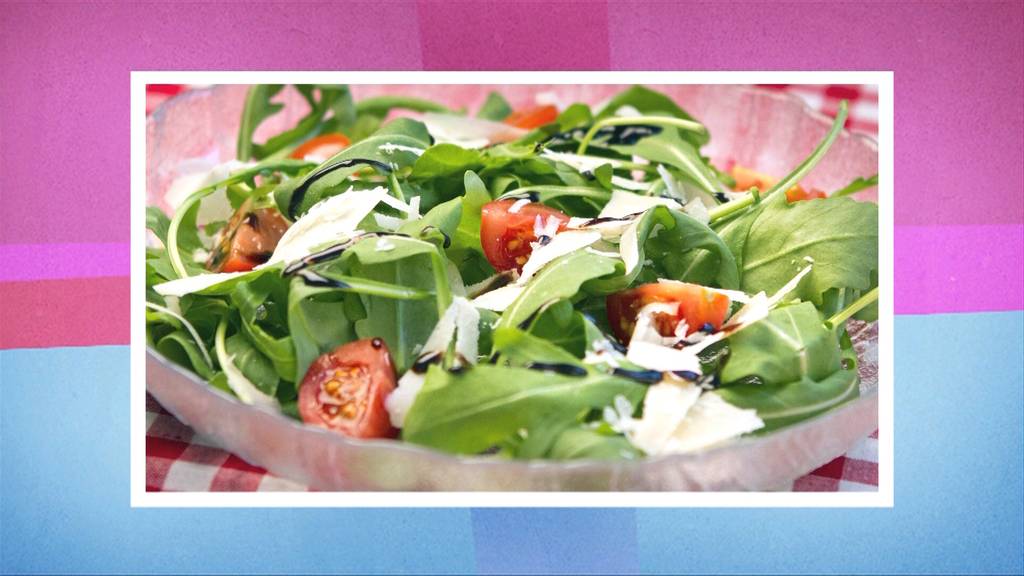 RUCOLA MIT PARMESANSPLITTER UND CHERRYTOMATEN