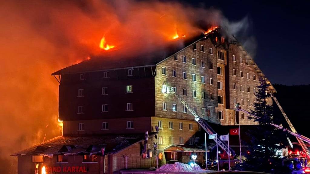 dpatopbilder - Feuerwehrleute arbeiten daran, ein Feuer in einem Hotel im Skigebiet in der Provinz Bolu im Nordwesten der Türkei zu löschen. Foto: IHA/AP/dpa