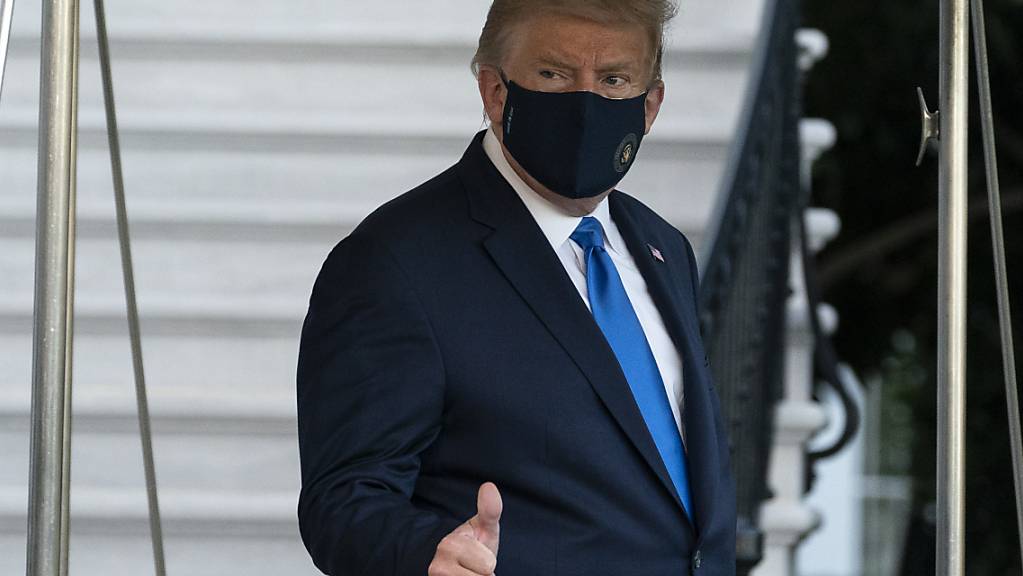 dpatopbilder - Donald Trump, Präsident der USA, verlässt das Weiße Haus. Nach seiner Infektion mit dem Coronavirus wird Trump ins Walter-Reed-Militärkrankenhaus gebracht. Foto: Alex Brandon/AP/dpa