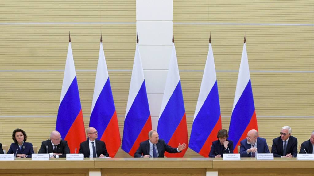 Der russische Staatschef Putin (Mitte) erörtert Verfassungsänderungen mit einer Arbeitsgruppe aus handverlesenen Personen.