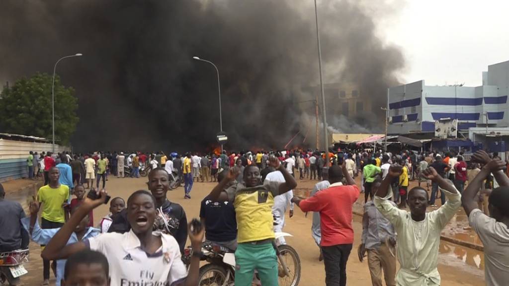 Demonstration in Nigers Hauptstadt Niamey vergangene Woche nach dem Putsch der Präsidialgarde.