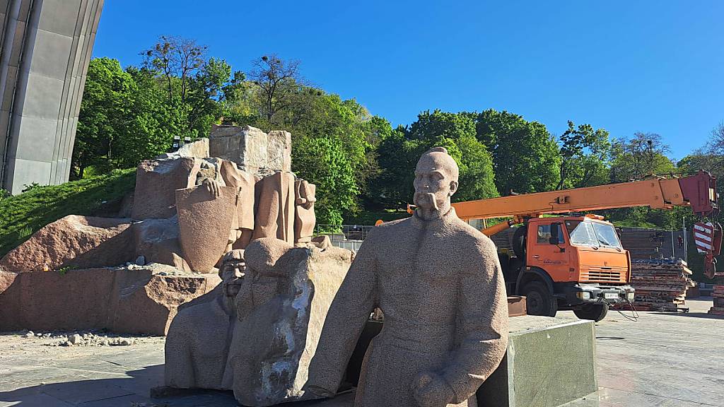 In der ukrainischen Hauptstadt Kiew werden 1982 zu sowjetischer Zeit errichtete Skulpturen demontiert, die an die «Vereinigung des ukrainischen und des brüderlichen russischen Volkes» im Jahre 1654 erinnern sollten. Foto: Andreas Stein/dpa