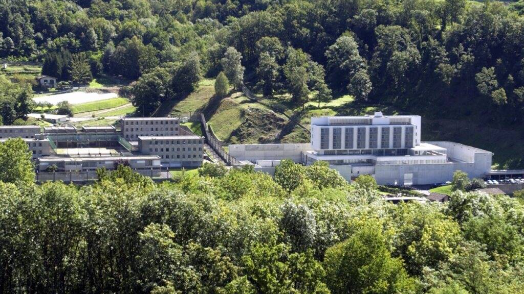 Der Prozess gegen sieben mutmassliche Juwelendiebe wird direkt im Tessiner Gefängnis La Farera durchgeführt und live in den Gerichtssaal übertragen. (Archivbild)