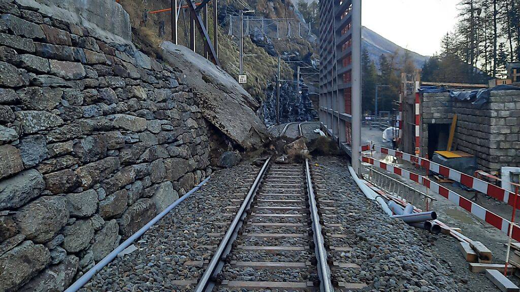 Die Zugstrecke der Rhätischen Bahn (RhB) zwischen Poschiavo GR und Alp Grüm ist wegen eines Steinschlags gesperrt.
