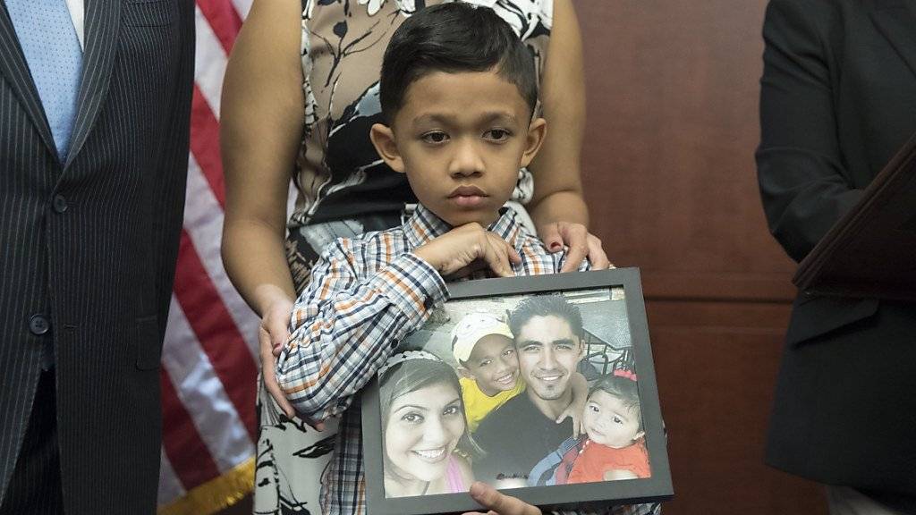 Von seiner Familie getrennt: Ein siebenjähriger Migrant im US-Bundesstaat Texas mit einem Foto seines Vaters, der aus den USA ausgeschafft wurde. (Archivbild)