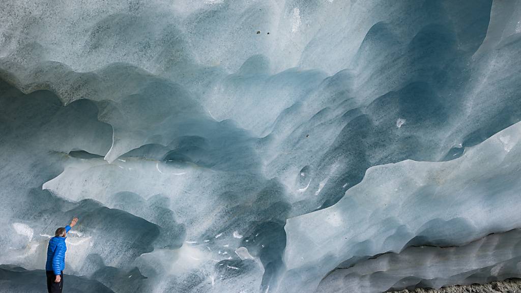 Im Gegensatz zum Gletscherschwund erschliesst sich der Verlust an Permafrost nicht auf den ersten Blick: Eishöhle am Zinalgletscher VS. (Archivvild)