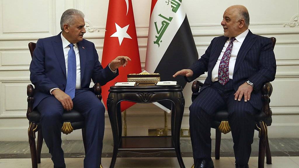 Der türkische Premierminister Binali Yildirim (links) und sein irakischer Amtskollege Haider al-Abadi haben sich nach irakischen Angaben im Streit um türkische Truppen im Nordirak geeinigt.