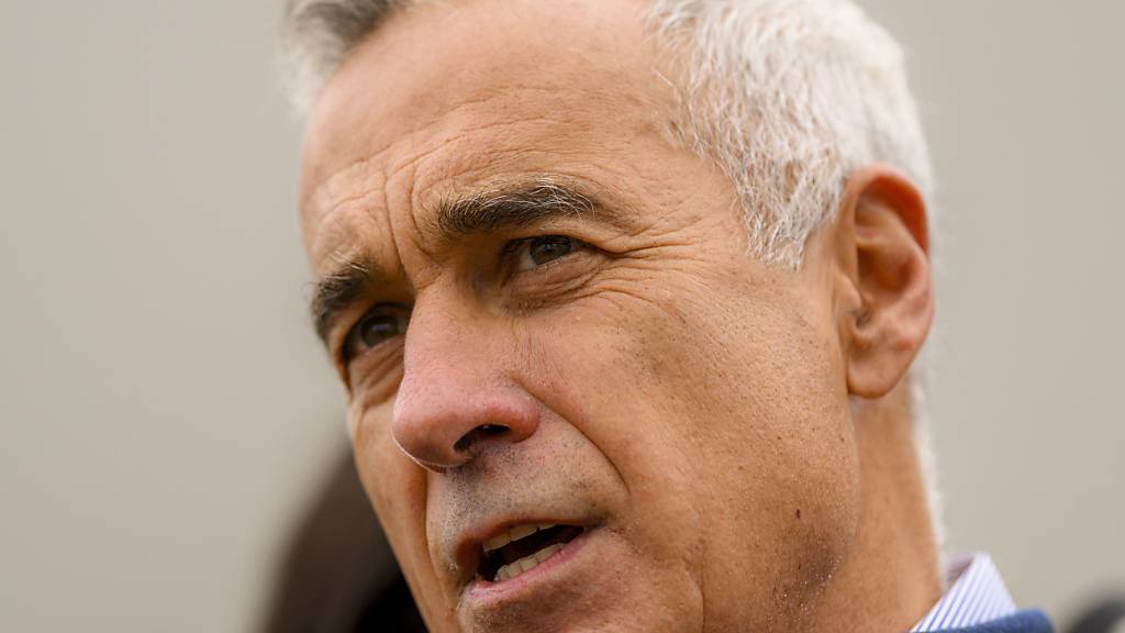 ARCHIV - Calin Georgescu, der als unabhängiger Kandidat für das Präsidentenamt kandidiert, spricht zu den Medien, nachdem er seine Kandidatur für die Präsidentschaftswahlen angemeldet hat. Foto: Alexandru Dobre/AP/dpa