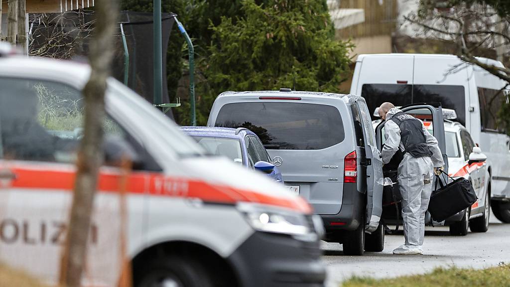 Einsatzkräfte am Tatort in Lampenberg am 28. Dezember 2021 nach dem Tötungsdelikt. (Archivbild)