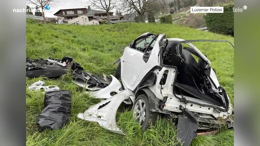 Auto rollt in Weggis Abhang hinunter