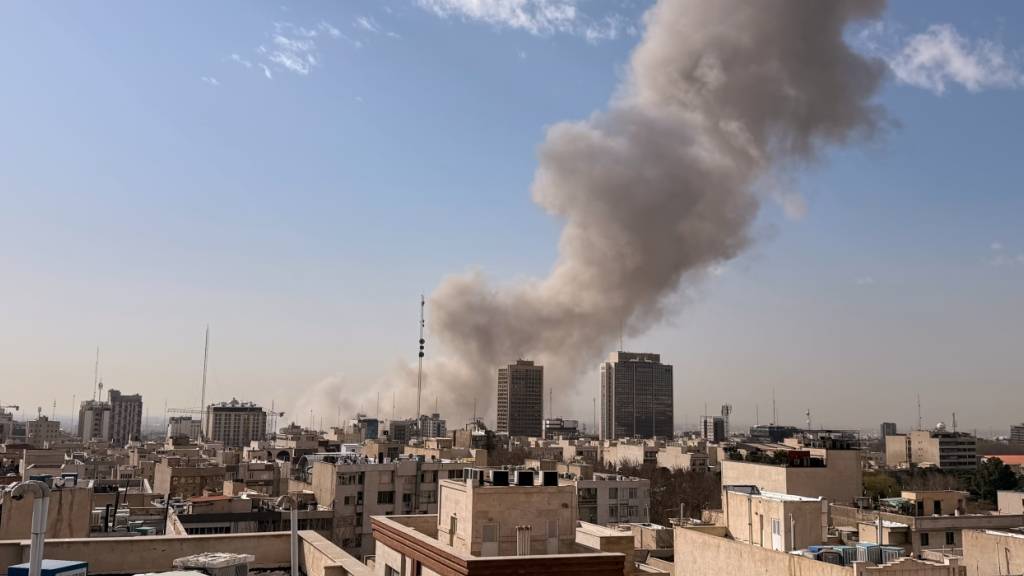 In der iranischen Hauptstadt Teheran steigt eine Rauchsäule auf, nachdem eine Explosion zu hören war.