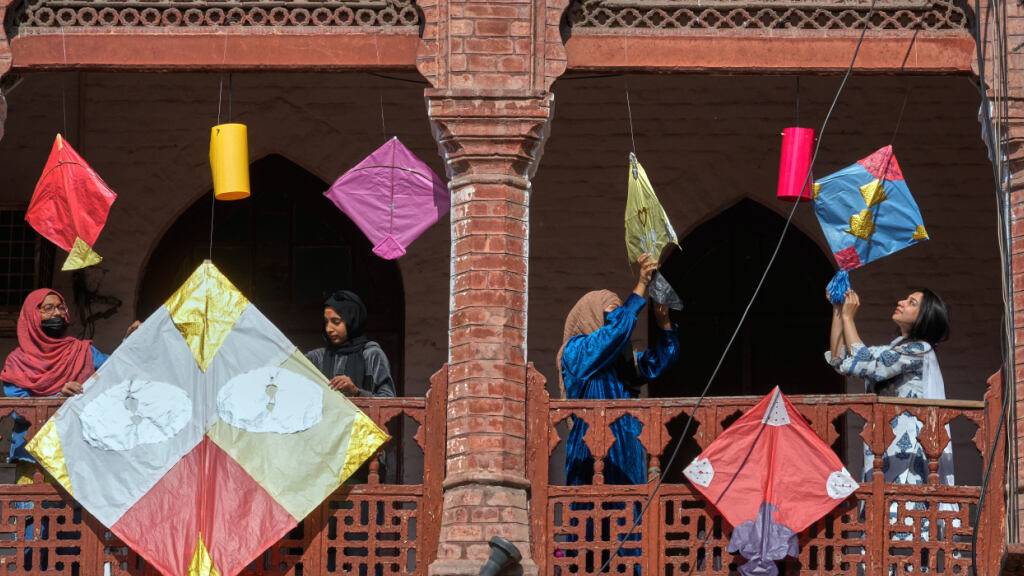 Studenten schmücken ihren Universitätscampus mit einer Vielzahl von Drachen im Vorfeld des dreitägigen Drachenflugfestes «Basant». Die Jahrhunderte alte Tradition markiert den Beginn des Frühlings. Foto: K.M. Chaudary/AP/dpa