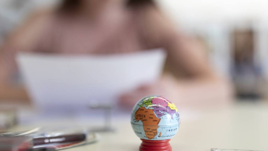 Besorgte junge Menschen suchen Hilfe bei KI