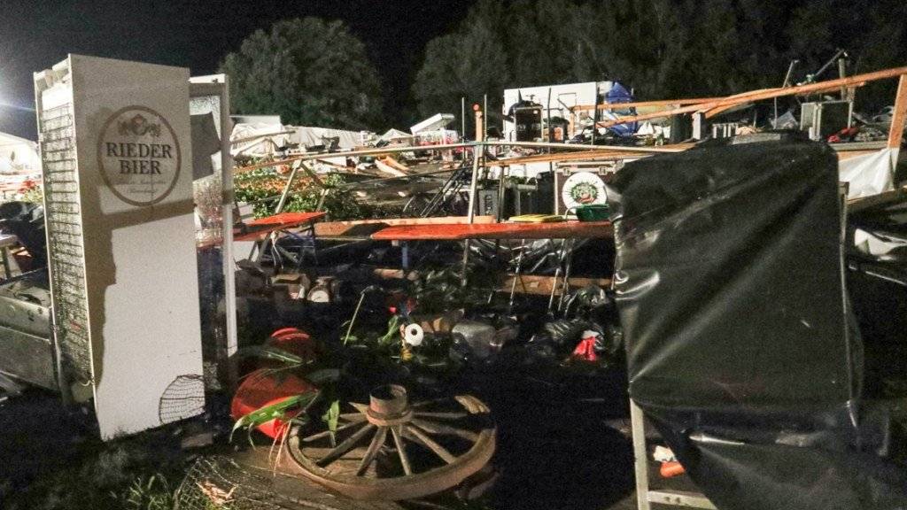 Ort der Verwüstung: Ein Sturm hat in Österreich ein Festzelt eingerissen - zwei Menschen kamen ums Leben.