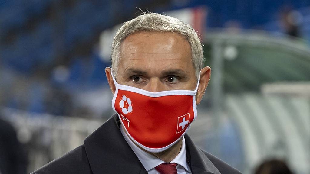 Die Maske wurde auch für Pierluigi Tami und die Schweizer Nationalmannschaft zum ständigen Begleiter 2020.