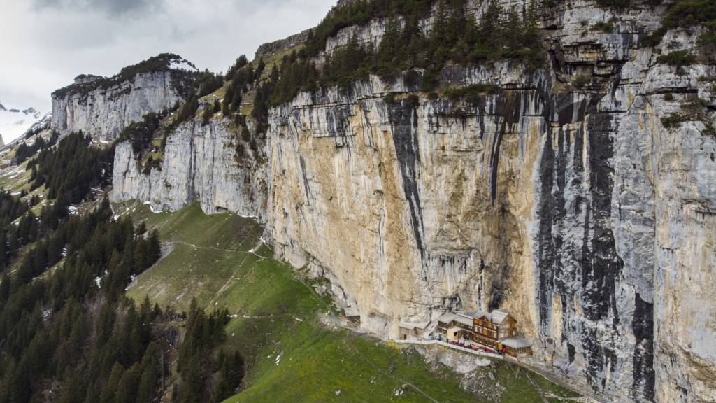 Ein Basejumper sprang im vergangenen Sommer von der Felswand oberhalb des Berggasthauses Äscher im Alpsteingebiet von Appenzell Innerrhoden. (Archivbild)