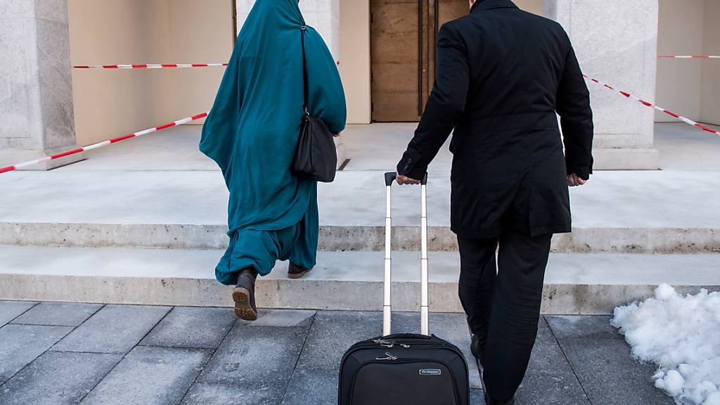 Eine mutmassliche Dschihad-Reisende im Dezember 2017 auf dem Weg ins Bundesstrafgericht in Bellinzona. Ob den Personen, die die Türkei in die Schweiz zurückgeschickt hat, das gleiche Szenario droht, ist derzeit noch offen. (Themenbild)
