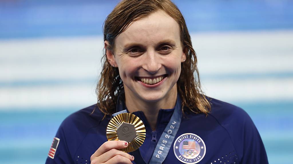 Die nun neunfache Olympiasiegerin Katie Ledecky posiert mit ihrer «jüngsten» Goldmedaille, derjenigen vom Samstag über 800 m Crawl