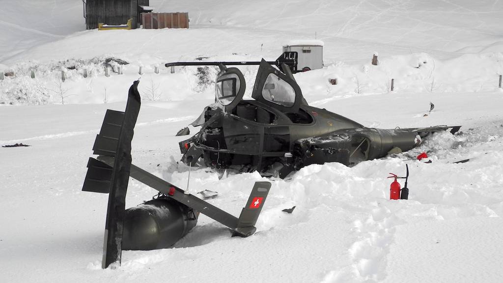 Helikopter landet kopfüber im Schnee – Pilot verletzt