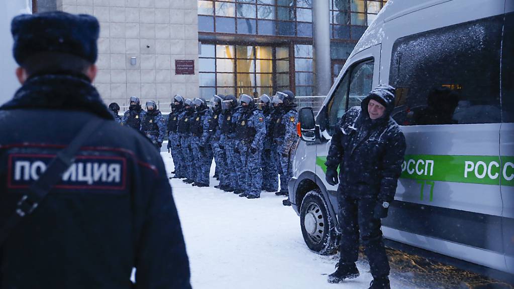 Polizeibeamte stehen vor Beginn des Prozesses gegen Nawalny vor dem Babuskinsky Bezirksgericht Wache. Zur Ahndung schwerer Menschenrechtsverletzungen hat die EU ein neues Instrument geschaffen. Foto: Alexander Zemlianichenko/AP/dpa