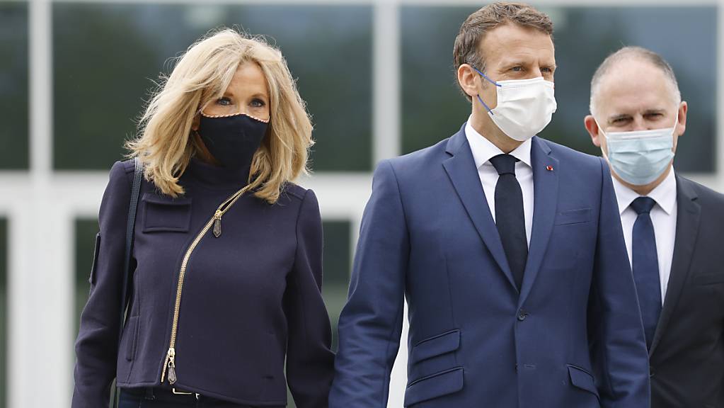 Emmanuel Macron, Präsident von Frankreich, und seine Ehefrau Brigitte Macron. Foto: Ludovic Marin/POOL AFP/AP/dpa