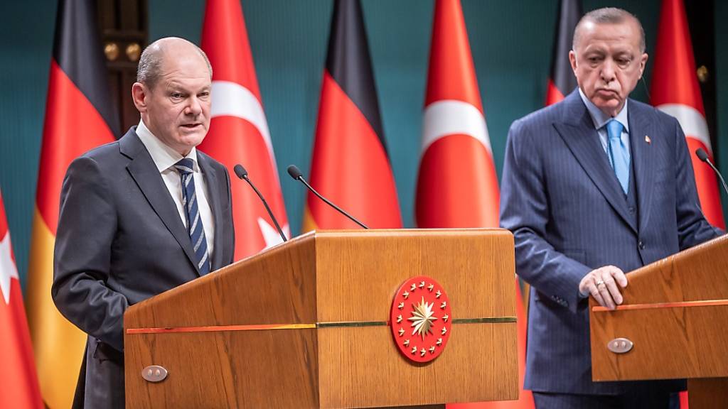 Deutschlands Bundeskanzler Olaf Scholz, nimmt neben Recep Tayyip Erdogan, Präsident der Türkei, an der Pressekonferenz nach den bilateralen Gesprächen teil. Scholz und Erdogan haben am Montag gemeinsam einen Waffenstillstand im russischen Krieg in der Ukraine gefordert. 