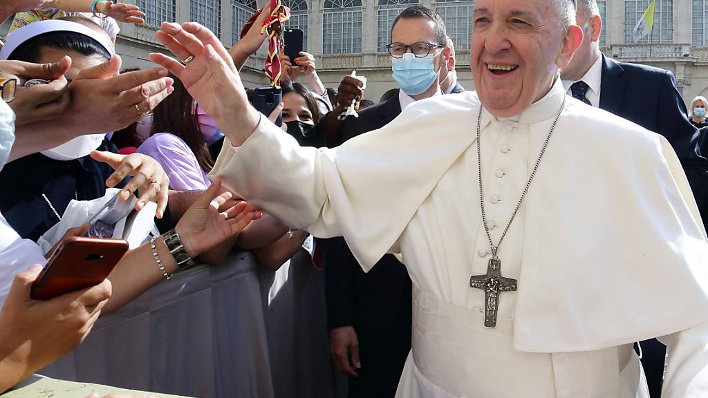 ARCHIV - Papst Franziskus grüßt während der Mittwochs-Generalaudienz im Hof von St. Damaso im Vatikan. Franziskus will die Kirche gemeinsam mit Laien weiterentwickeln. Foto: Evandro Inetti/ZUMA Wire/dpa