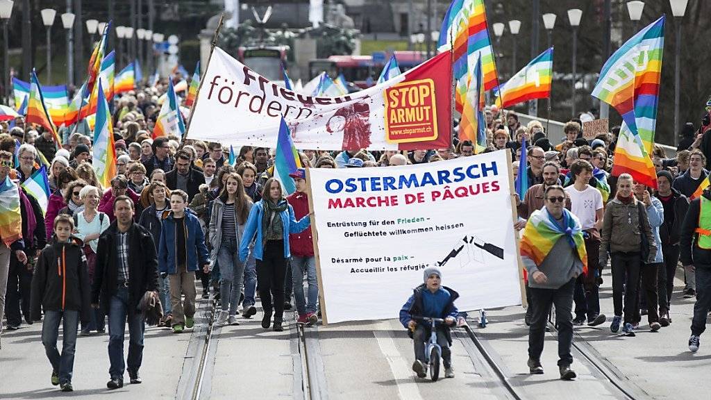 Hunderte Friedensaktivisten und -aktivistinnen ziehen beim traditionellen Ostermarsch durch die Stadt Bern.