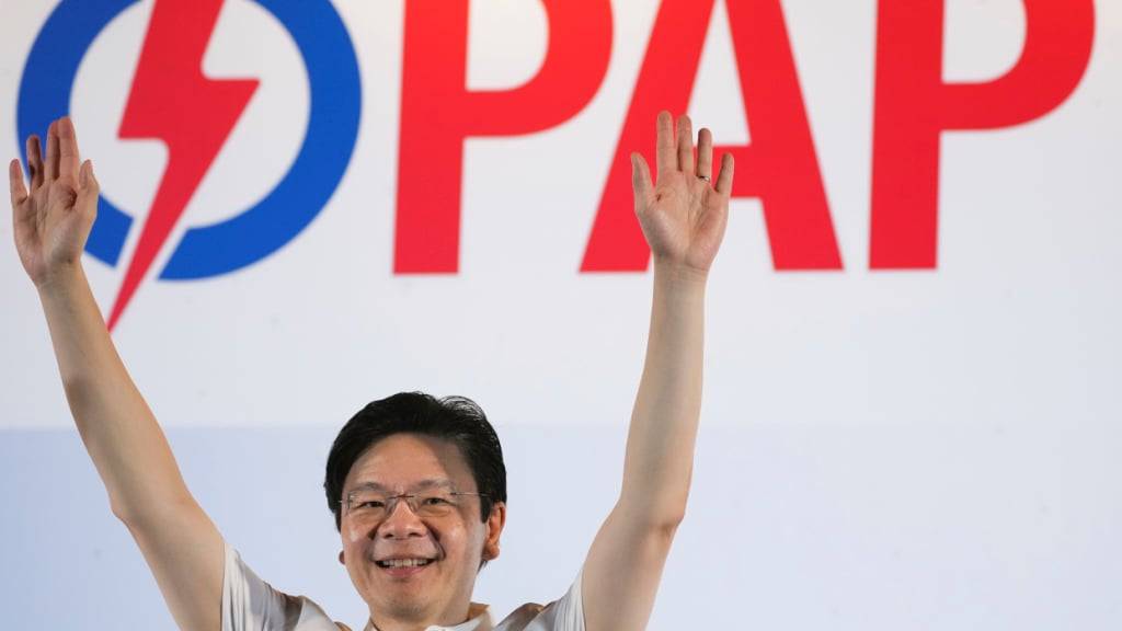 dpatopbilder - Premierminister Lawrence Wong von der People's Action Party (PAP) bedankt sich bei seinen Anhängern und Wählern. Im reichen Stadtstaat Singapur wurde ein neues Parlament gewählt. Foto: Vincent Thian/AP/dpa