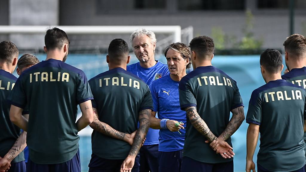 Italiens Trainer Roberto Mancini im Dialog mit seinen Schützlingen