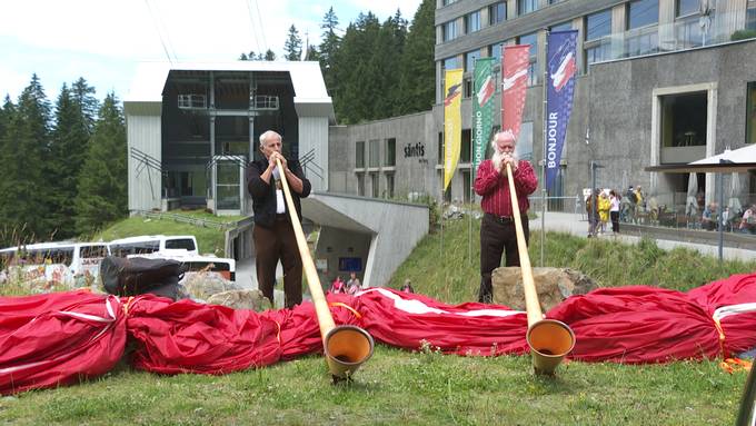 Grösste Schweizerfahne der Welt nicht am Säntis – Dafür als «Fahnenwurst» am Boden
