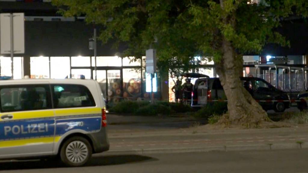 Mann hält Frau in Berliner Supermarkt als Geisel