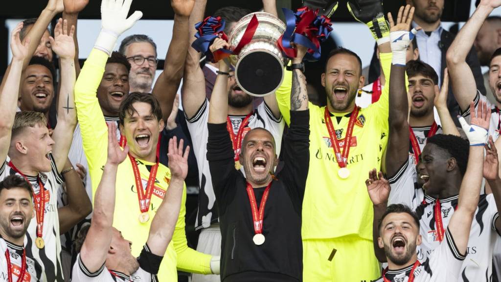 Trainer Fabio Celestini und die Basler stemmen nach dem Meisterpokal auch die Cup-Trophäe in den Himmel
