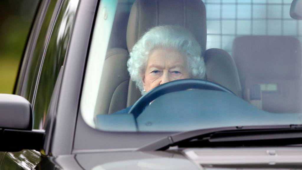 Die Queen fährt gerne Auto. 