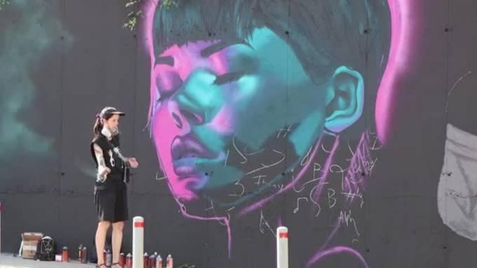 Bunte Farben statt Grau: Graffiti soll Kosovos Hauptstadt lebhafter machen