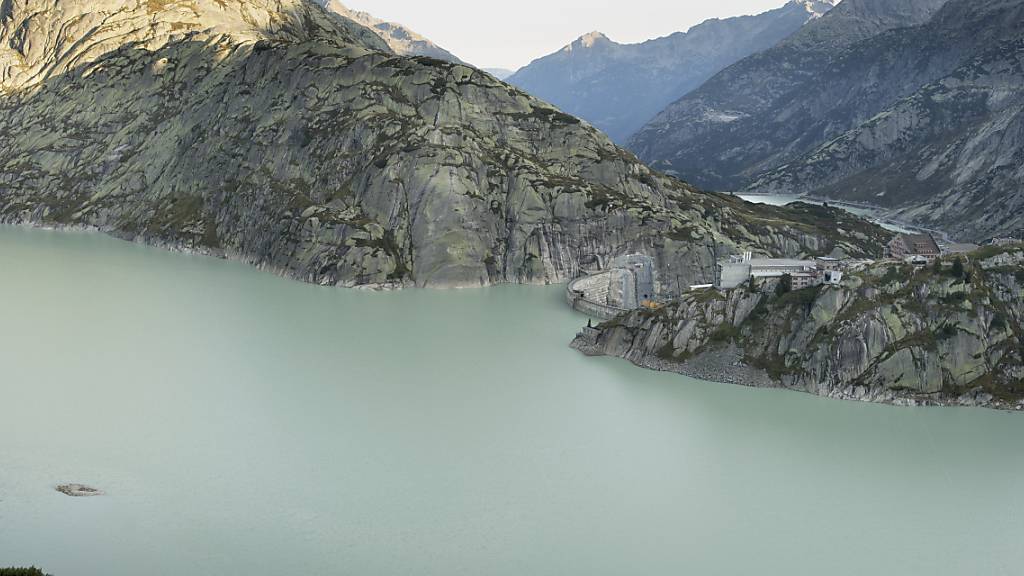 Schweizer Stauseen produzieren grosse Mengen Methan, das zum Teil in die Atmosphäre entweicht. Das Klimagas könnte allerdings als Energieträger genutzt werden, schlagen Forschende vor. (Im Bild: Der Grimselsee)