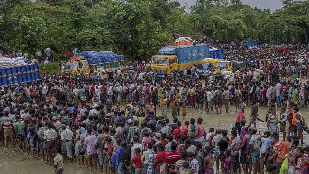 Rohingya stehen in einem Flüchtlingscamp nahe Kutupalong (Bangladesch) für Nahrungspakete an: Die Armee half bisher nur bei der Verteilung von Hilfsgütern, nun soll sie auch helfen, Notunterkünfte aufzubauen.